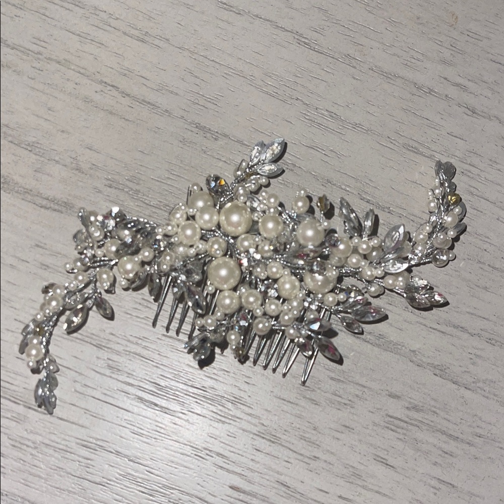 Elegant Silver and Pearl Hair Comb